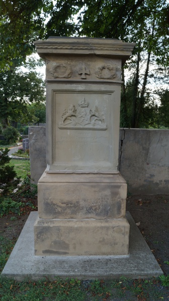 Datei:2015 Friedhof Sockel Kriegerdenkmal (1).JPG
