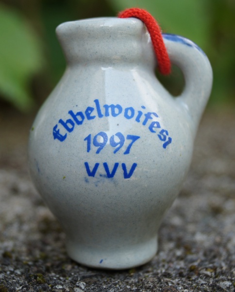 Datei:1997 Ebbelwoifest Bembelchen.JPG