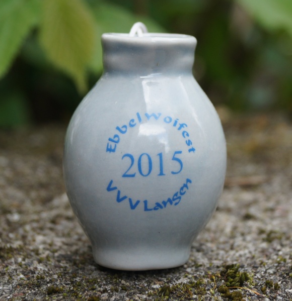 Datei:2015 Ebbelwoifest Bembelchen.JPG