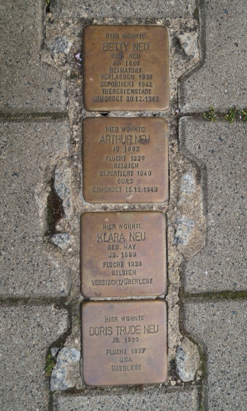 Datei:2015 Wallstr 20 (2) Stolpersteine.JPG