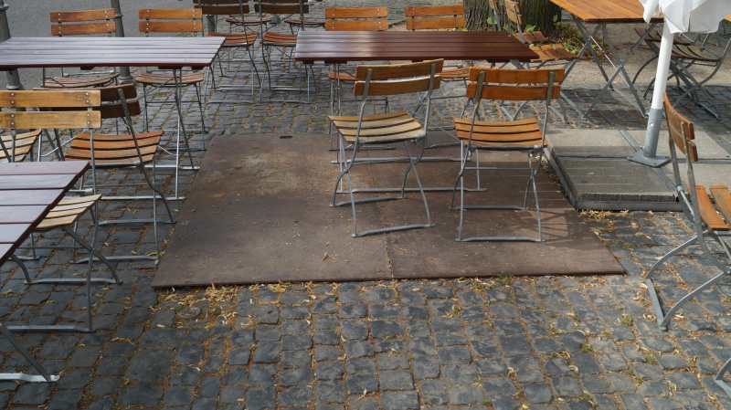 Datei:2016 Wilhelm-Leuschner-Platz abgedecktes Mosaik (1).JPG