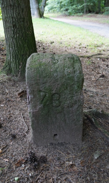 Datei:2015 Paddelteich Grenzstein (1).JPG