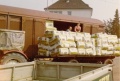 198x Samen Bohnstedt - Torfausladung am Langener Bahnhof - mit Landwirt Sehring aus der Wassergasse.jpg