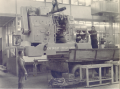 195x Philipp Rang und Albert Tyszak (Schwiegersohn) beim Verladen einer Pittler Maschine (Drehautomat) bei der Firma Pittler AG.png