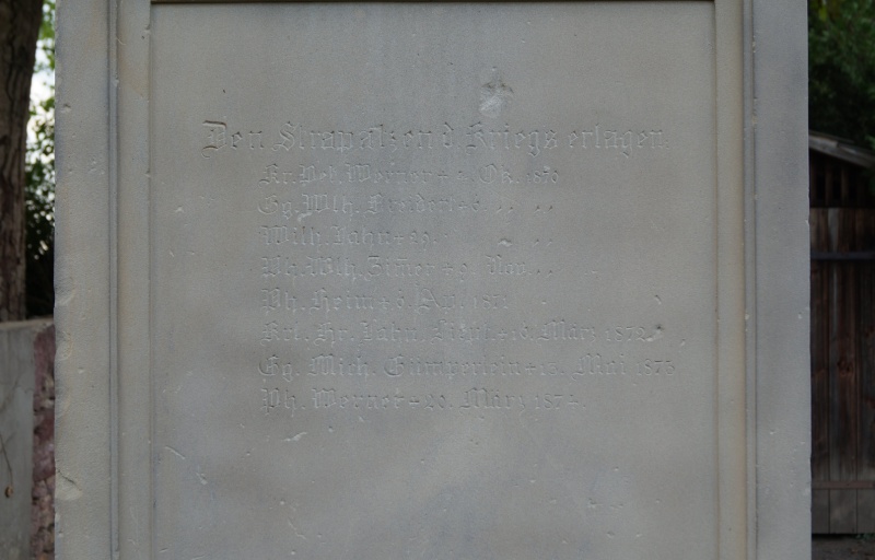 Datei:2015 Friedhof Sockel Kriegerdenkmal (5).JPG