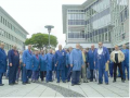 2002 Pittler T&S GmbH - Mitarbeiter vor dem Langener Amtsgericht.png