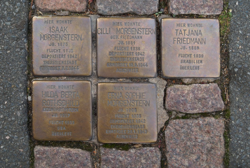 Datei:2015 Vierhäusergasse 1 (1) Stolpersteine.JPG