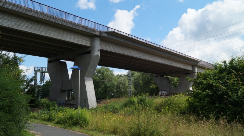 Datei:2016 Bahnbrücke Nord-Umgehung.JPG