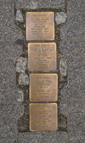 Datei:2015 August-Bebel-Str 14 (1) Stolpersteine.JPG