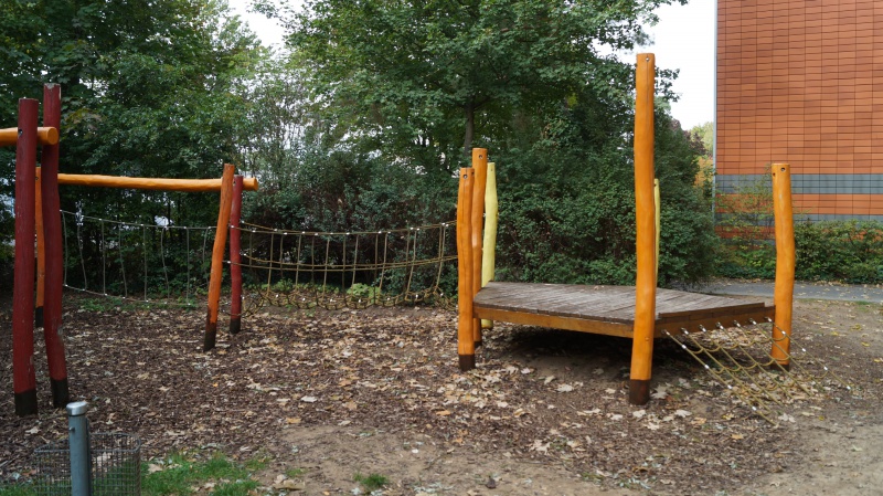 Datei:2015 Spielgelände Farnweg (8).JPG