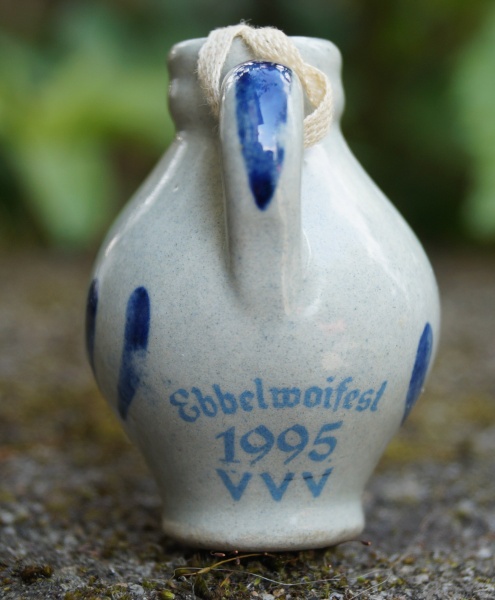 Datei:1995 Ebbelwoifest Bembelchen.JPG