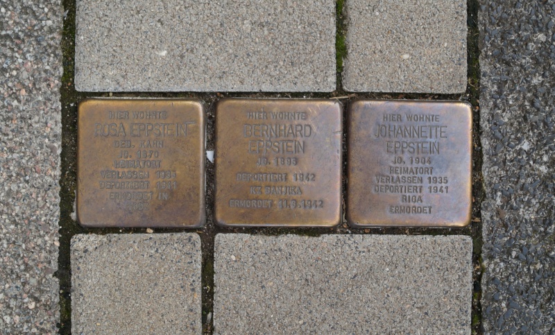 Datei:2015 Wallstr 28 (2) Stolpersteine.JPG